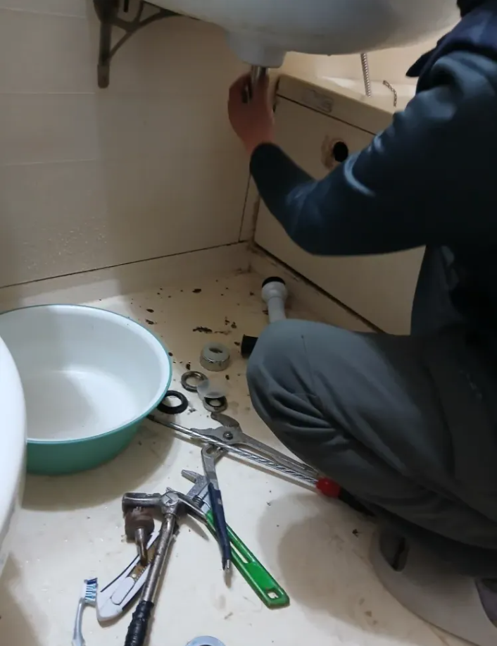 막힌 세면대 머리카락 제거 작업 완료 후 깨끗해진 세면대 모습