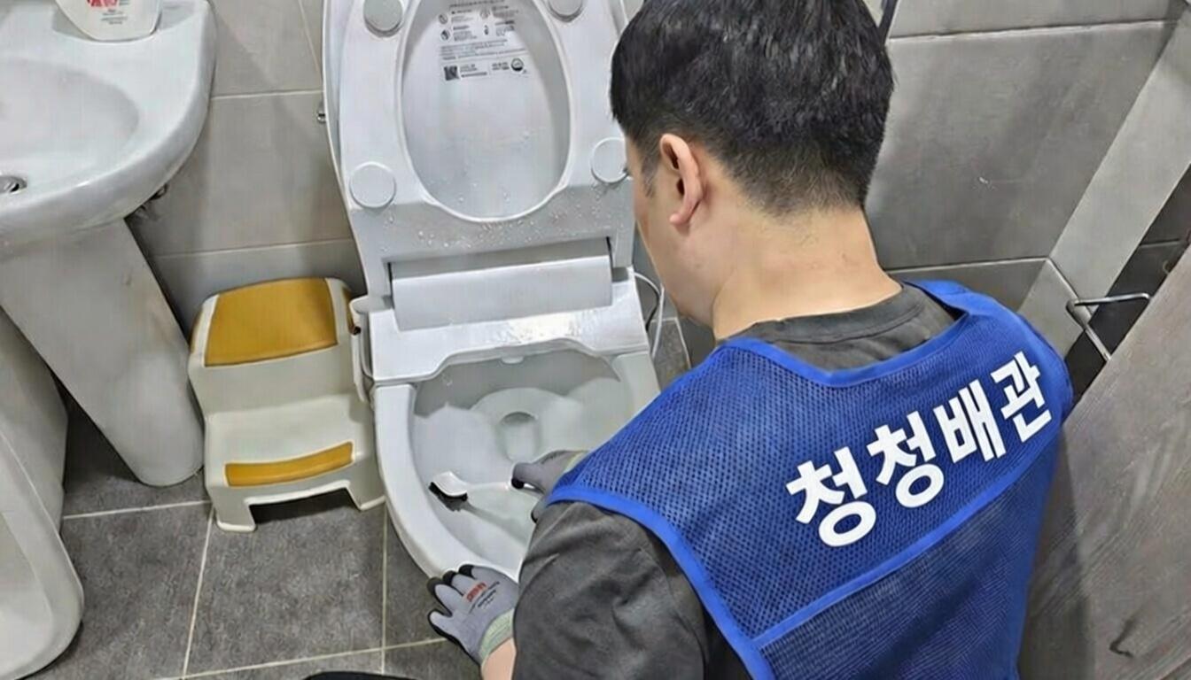 배관 청소 작업 후 원활한 배수 상태 확인